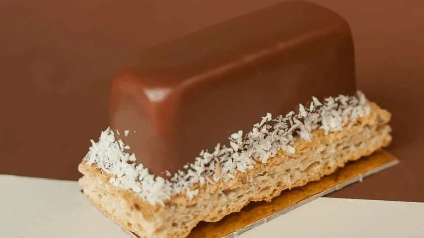 Ciastko mus kokosowy oblany czekalodą