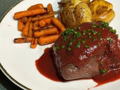 POŁĘDWICA WOLOWA Z BABY WARZYWAMI