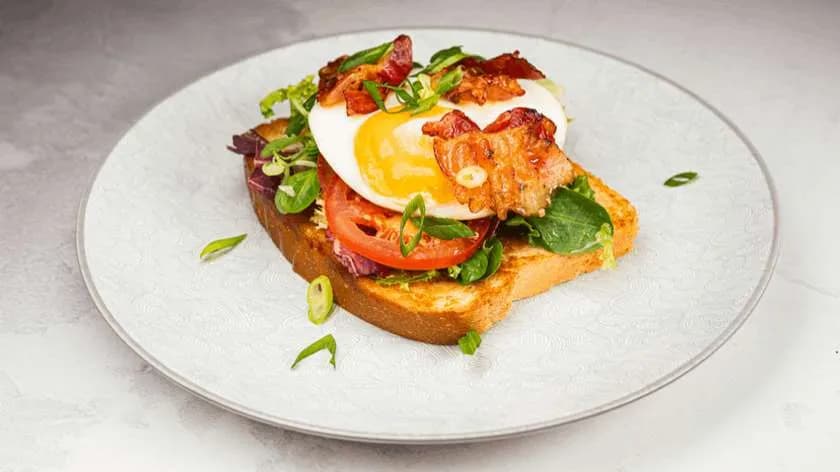 Tost z jajkiem sadzonym i bekonem