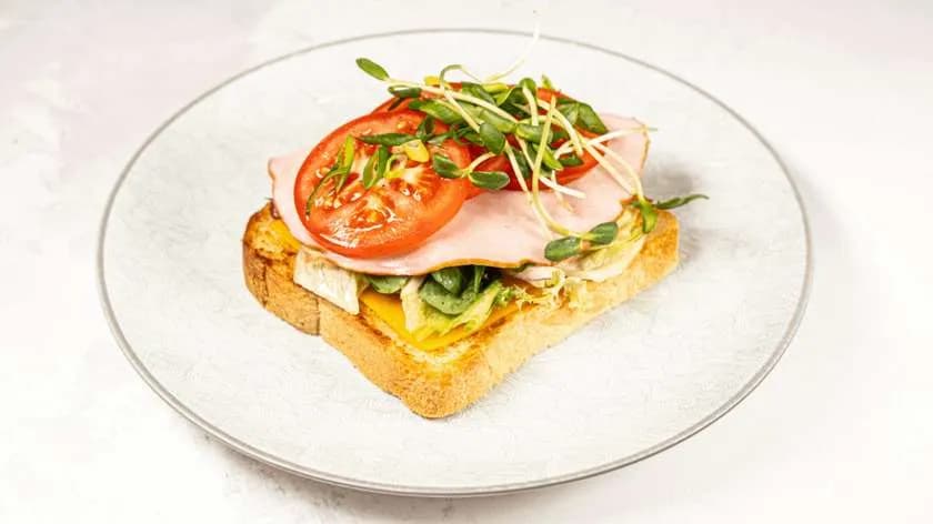 Tost z szynką i Cheddarem
