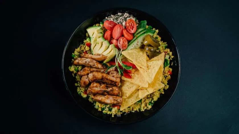 Grillowany kurczak z Tabbouleh, awokado i nachos