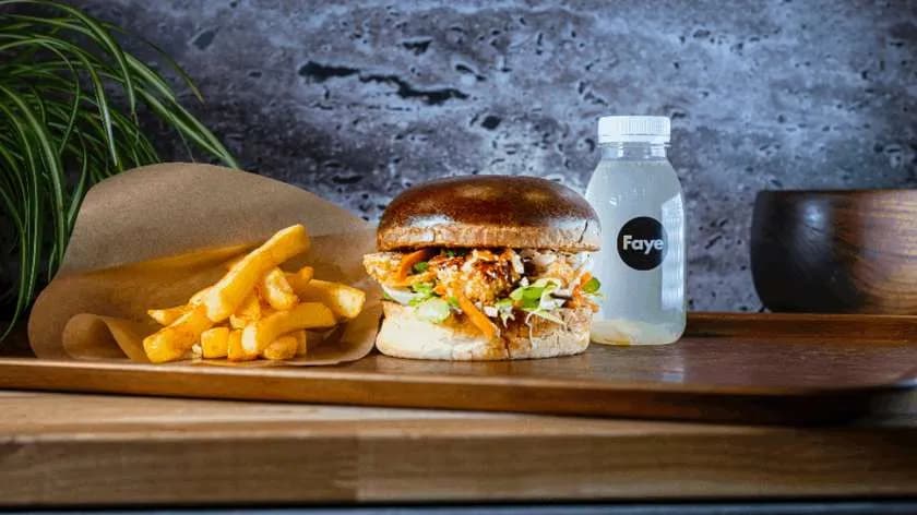 Burger Koreator + Frytki belgijskie + Coleslaw