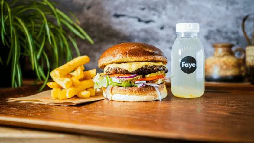 Generał Cheddar + Frytki Belgijskie + Coleslaw