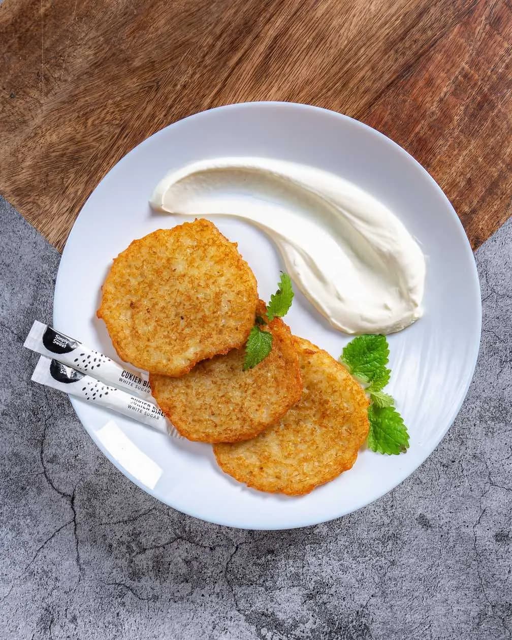 Potato pancakes with sour cream 4 pieces.