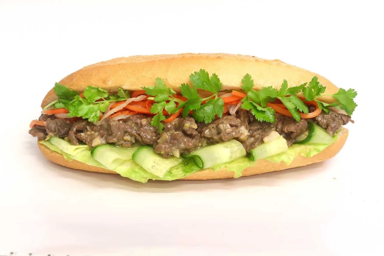Viet's 18 - Bánh Mì Bò Xào Sả (medium)