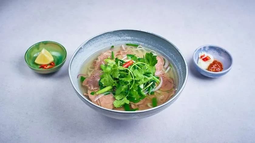 Zupa z makaronem i wołowiną