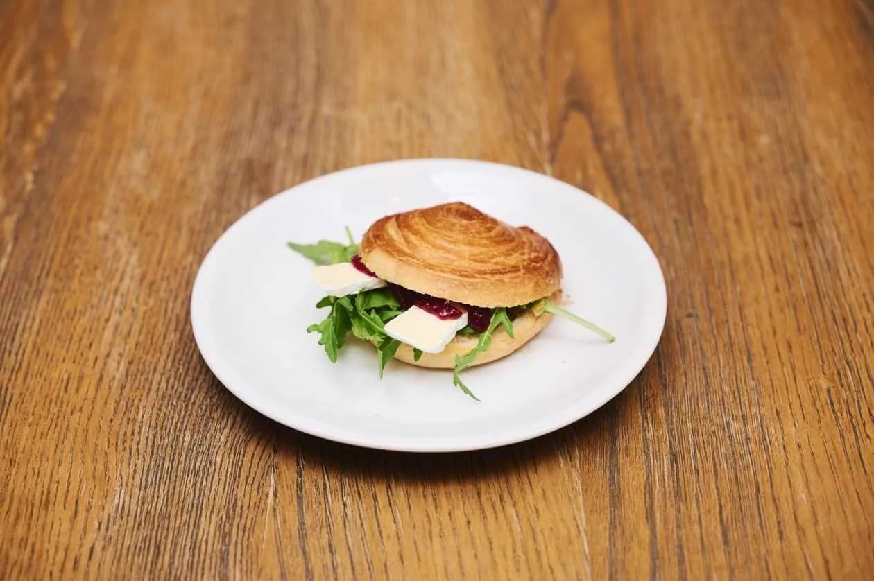 Bułeczka francuska z serem camembert i żurawiną