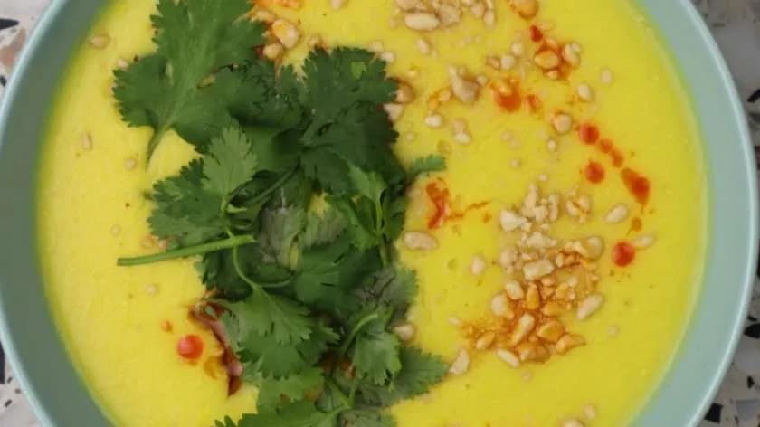 krem z kukurydzy i mleka kokosowego, orzechy, kolendra