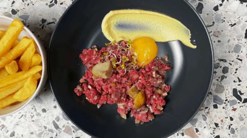 Tatar wołowy z frytkami