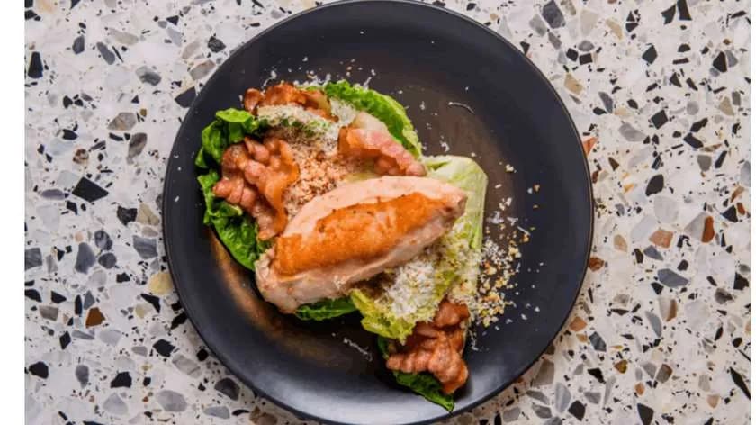 Sałata Caesar z kurczakiem zagrodowym