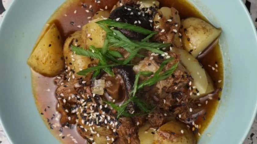 Kark wołowy w bulionie dashi z warzywami i grzybami