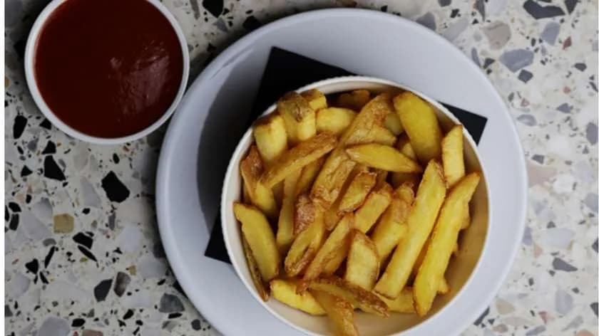 Frytki, ketchup z tajską bazylią