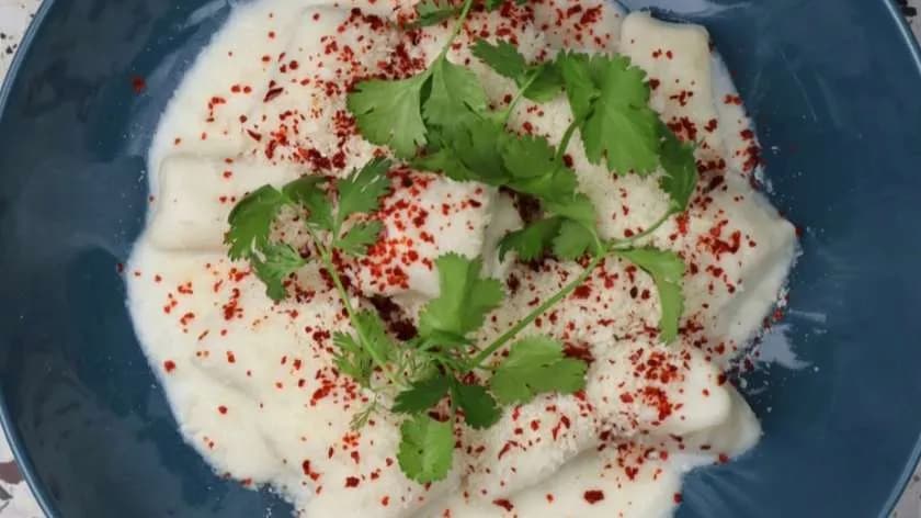 Kopytka w sosie kalafiorowo-kokosowym, pikantne panko, kolendra