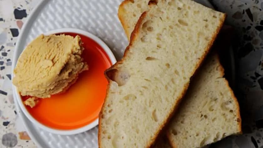 focaccia, masło miso-czosnek, zioła