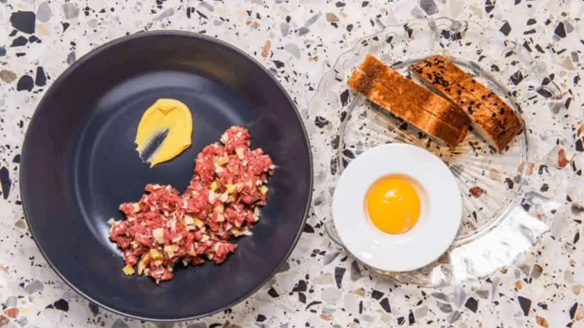 Tatar wołowy, pikle, żółtko, chleb