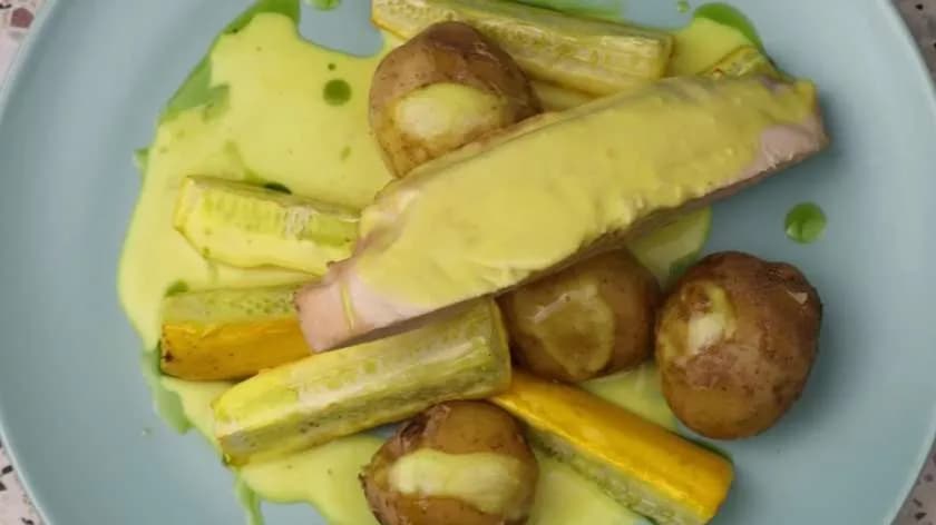 pierś kurczaka, cukinia, młode ziemniaki, sos z kiszonej cytryny