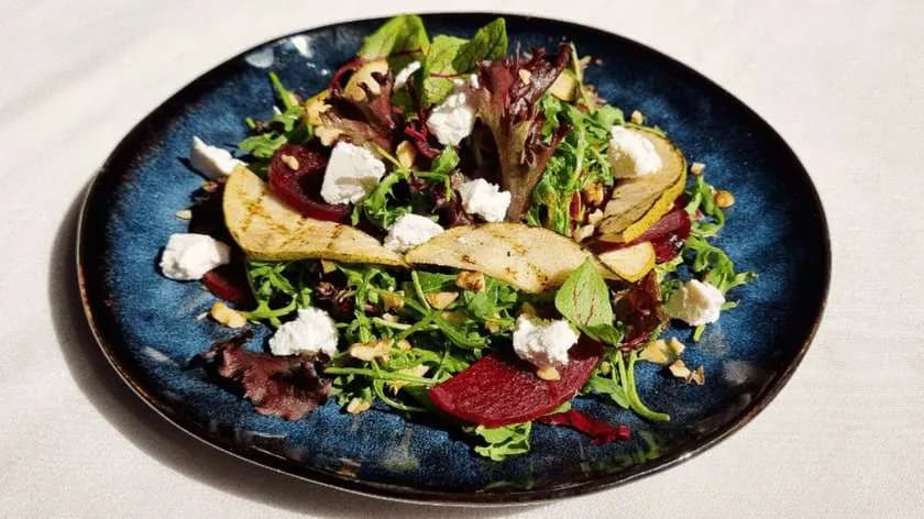 Sałatka z rukolą i kozim serem