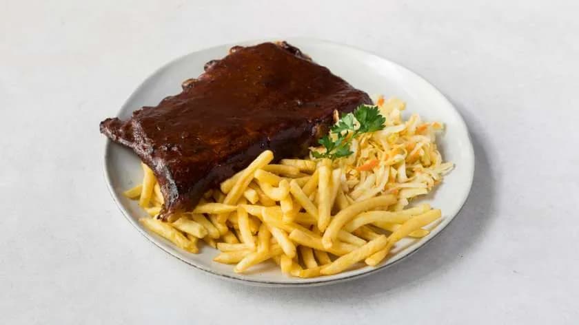 Żeberka w sosie BBQ z frytkami