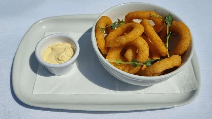 Krążki cebulowe z sosem czosnkowym