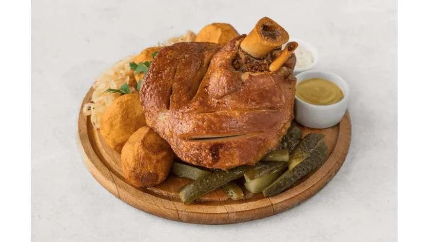 Golonka pieczona z pieczonymi ziemniakami i kapustą sauerkraut