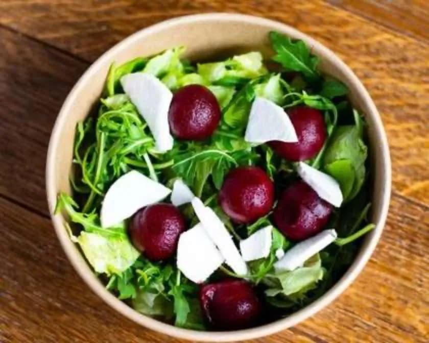 sałatka z serem kozim i burakami