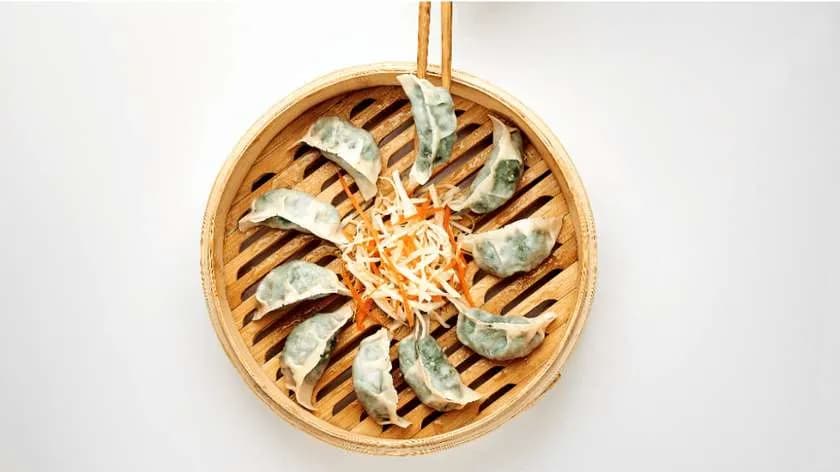 Chińskie pierożki z farszem szpinakowo-serowym