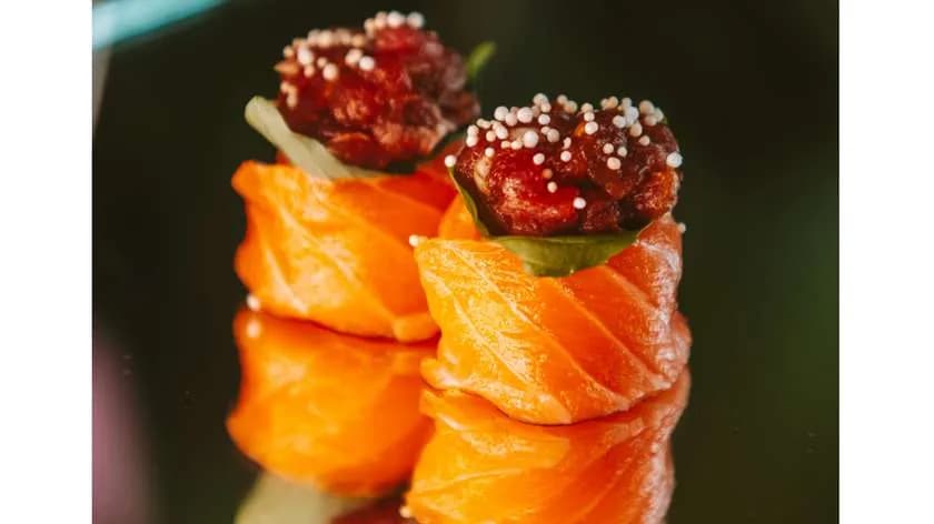 Gunkan z łososiem i tatarem z tuńczyka