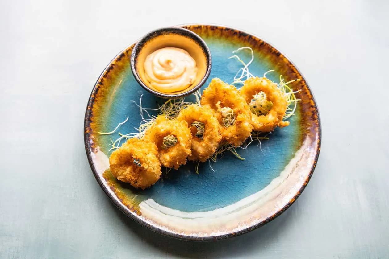 Squid rings in crispy panko batter with spicy mayo sauce - 5 pcs.