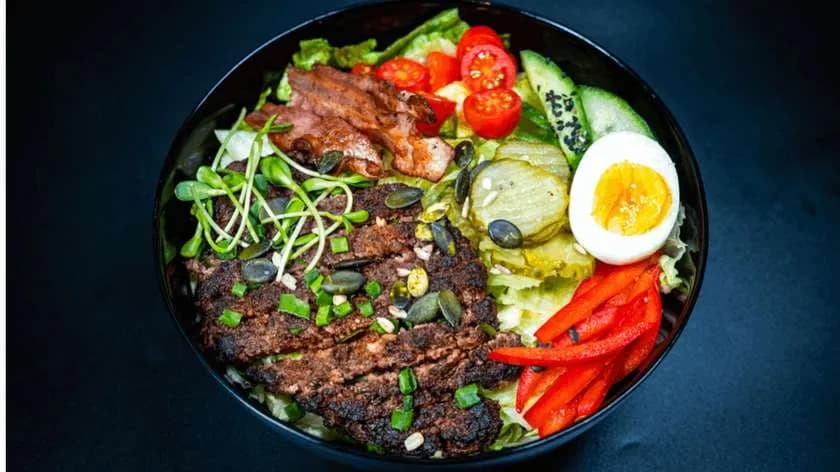 Keto miska z grillowaną wołowiną z bekonem