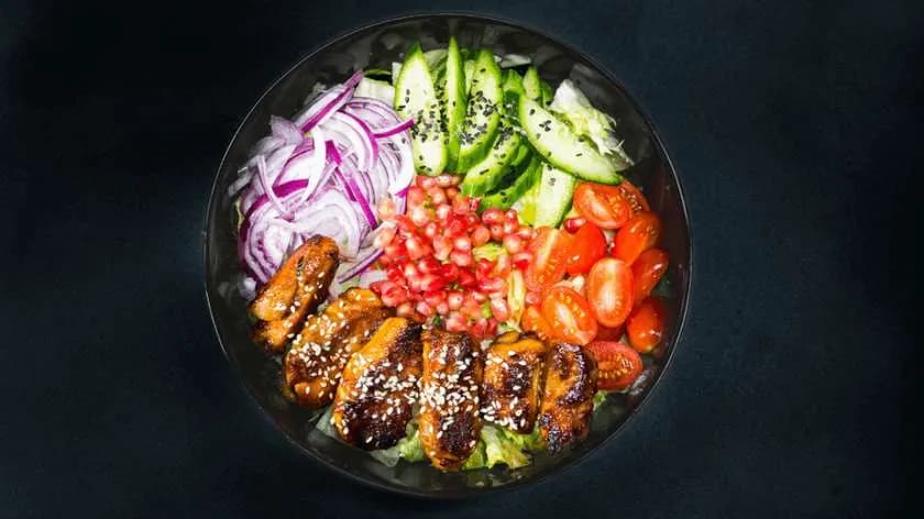 BBQ kurczak z sezamem i owocem granatu