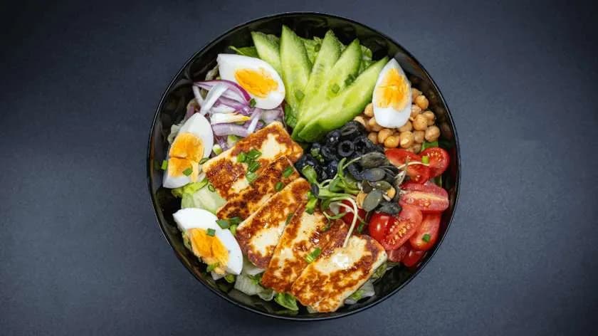 "Grecka" z grillowanym Halloumi 🌿