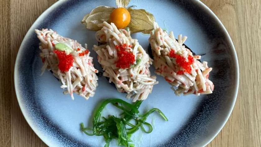 Gunkan sałatka z paluszka krabowego 3 szt