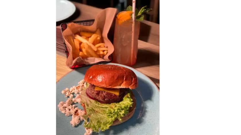 Zestaw lunchowy wege z frytkami i lemoniadą