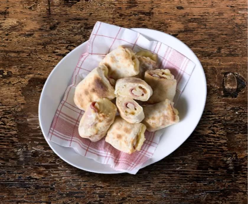 PIZZA ROLL Z SEREM I SALAMI