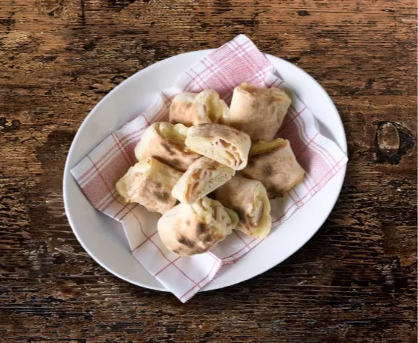 PIZZA ROLL Z SEREM I SZYNKĄ