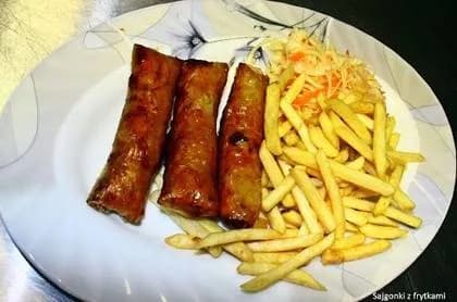 Spring rolls (3pcs) with fries and salad