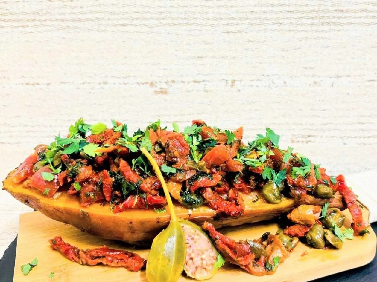 Pieczony Batat z pikantną soczystą salsą