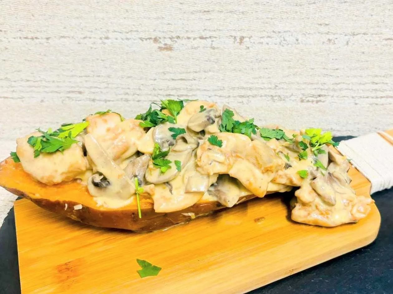 Pieczony Batat z kurczakiem, pieczarkami i sosem parmezanowym