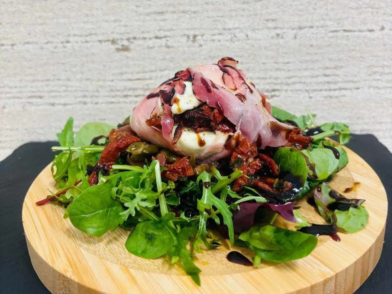 Sałatka z mozzarellą, bekonem, salsą pomidorową i mieszanką sałat