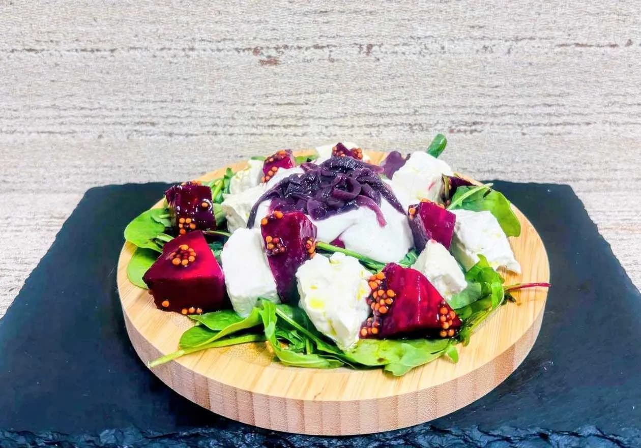 Mieszanka sałat z serem feta, pikantnymi marynowanymi burakami i cebulą czerwoną