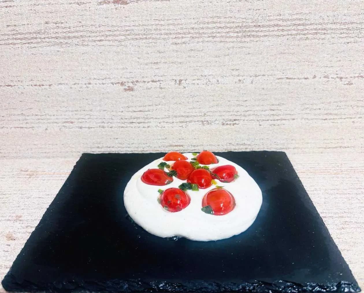 Sałatka pomidorowa z musem feta i pikantnymi ziołami