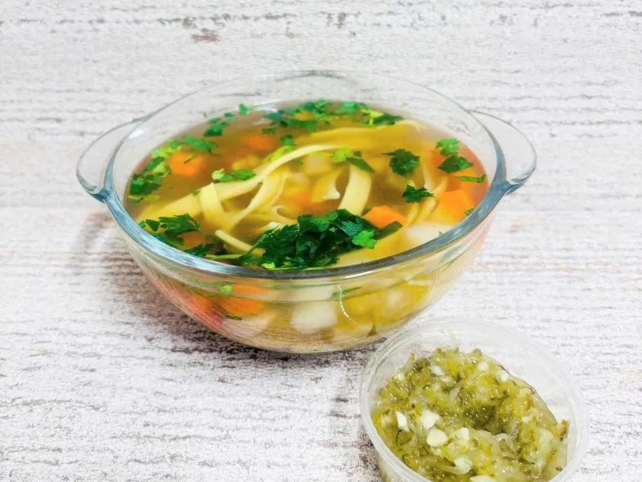 Rosół z domowym makaronem