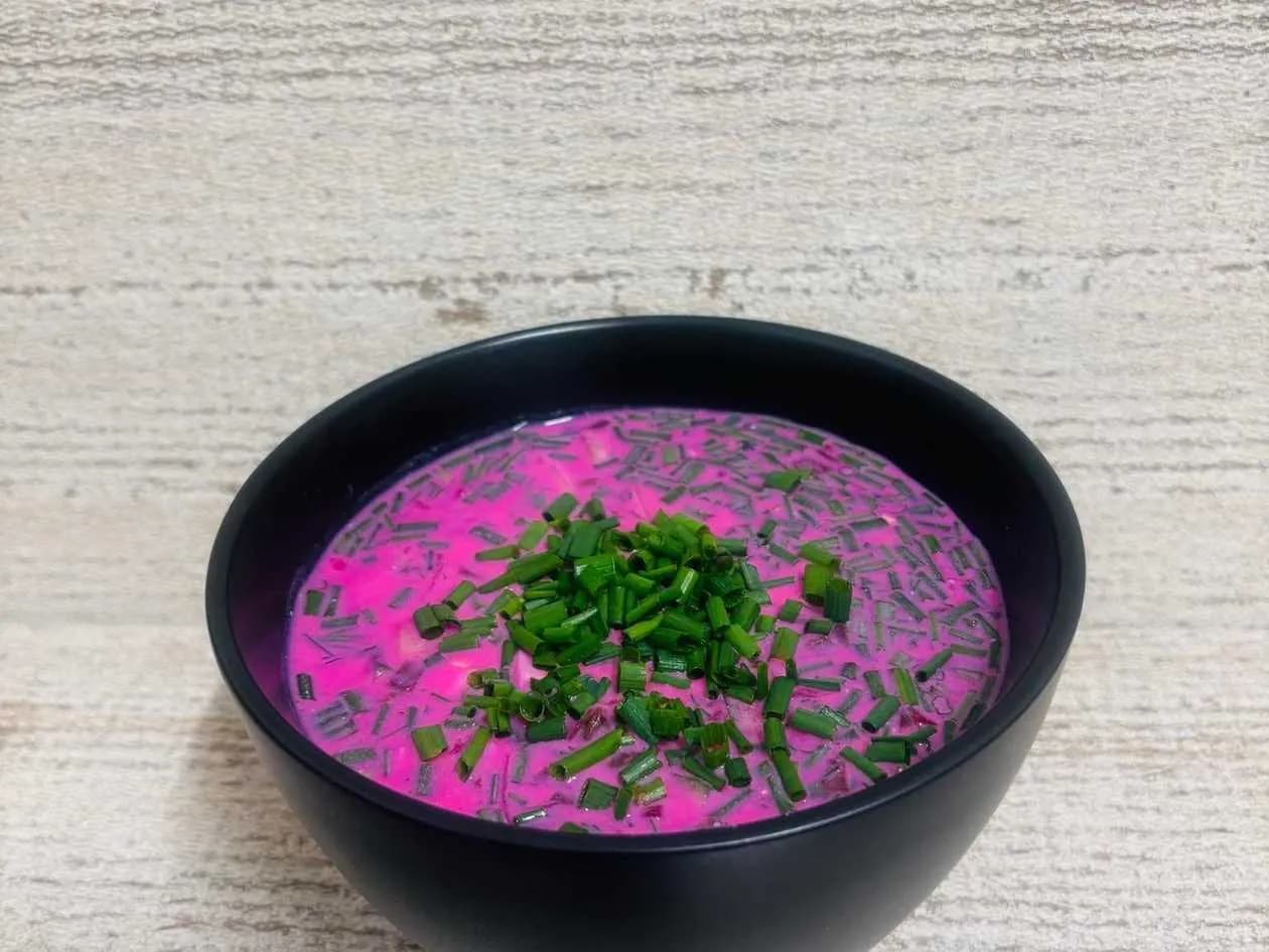 Chłodnik z botwinki na kefirze ze świeżym ogórkiem i jajkiem