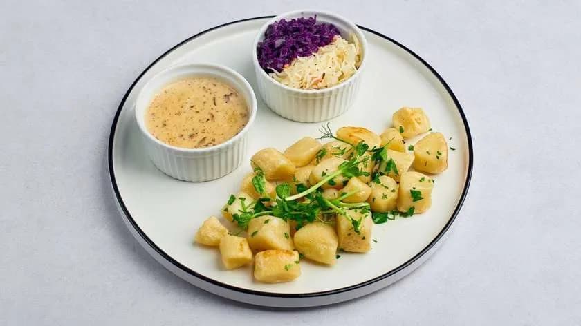 Zestaw 2. Kopytka z sosem kurkowy i zestawem surówek