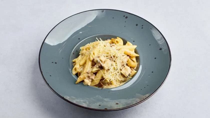 Zestaw 30. Penne z kurkami, kurczakiem w sosie śmietanowym