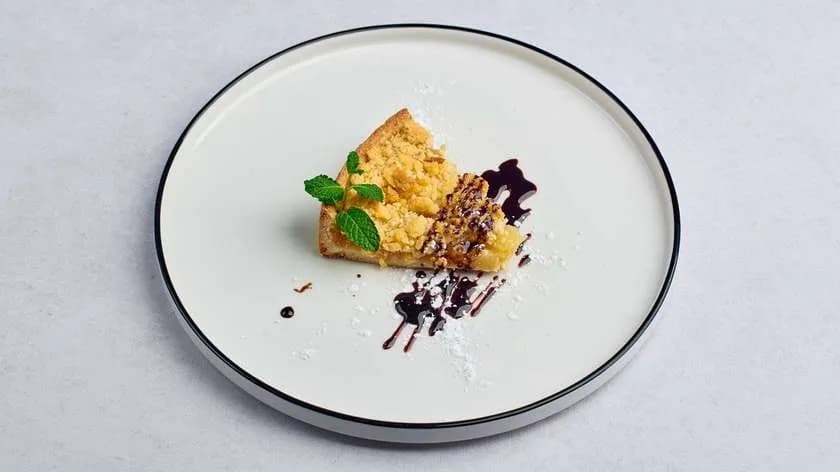 Szarlotka z sosem czekoladowym