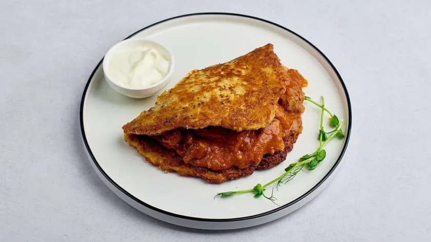 Zestaw 21. Duży placek po zbójnicku z gulaszem wieprzowym i śmietaną