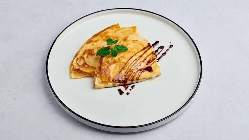 Zestaw 3a. Naleśniki z twarogiem na słodko z sosem czekoladowym (2 szt.)