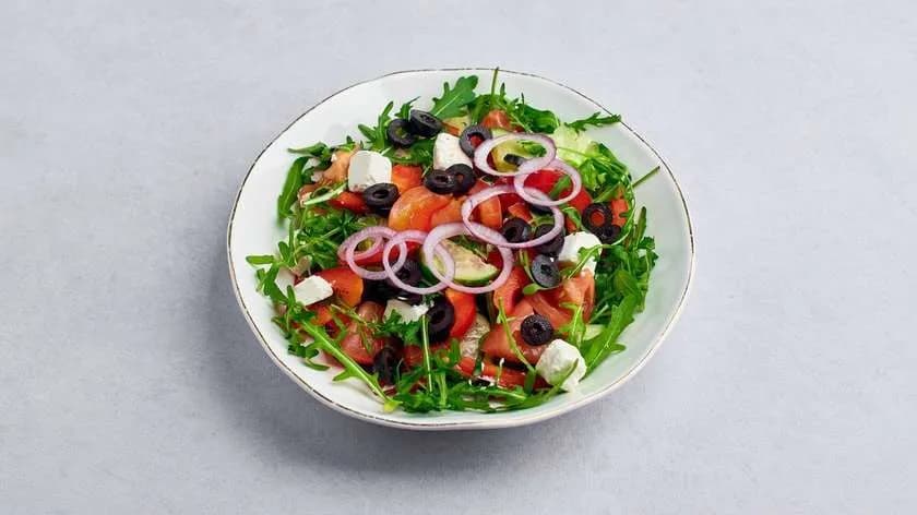 Zestaw 19a. Sałatka grecka z serem typu feta i sosem vinaigrette