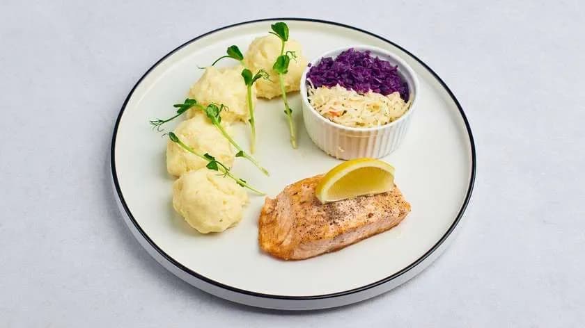 Zestaw 35. Łosoś smażony ze skórą, z ziemniakami puree i zestawem surówek